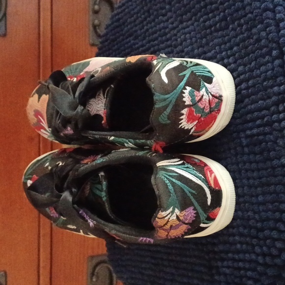 Hippie Black Floral Embroidered women's shoes - Picture 4 of 8